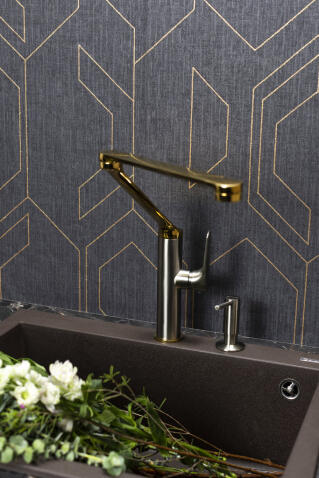 Смеситель для кухни Omoikiri Tara-LG-GM светлое золото/вороненая сталь